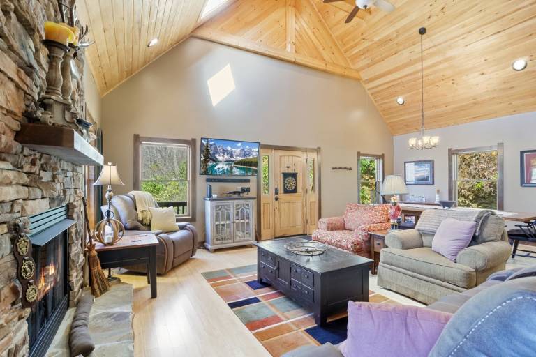 Cabin with hot tub & BBQ | Mountain view — photo 4