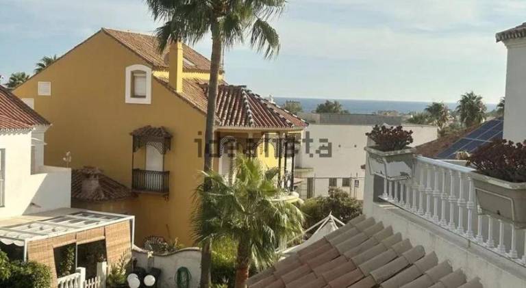 Vacation home with patio, pool & BBQ in Estepona