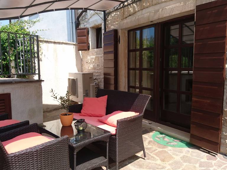 Vacation home with grill, garden & private pool — photo 5