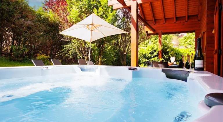 Fully equipped pleasant chalet with yard, terrace & jacuzzi | Pets allowed — photo 3