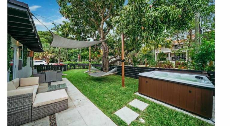 Mango Lovers Zen Beach Retreat w Hot Tub in Fort Lauderdale, FL
