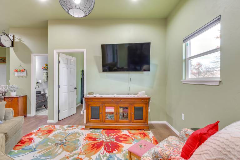 4 Mi to Lazy E Arena: Horse Lover's Haven w/ Grill — photo 4