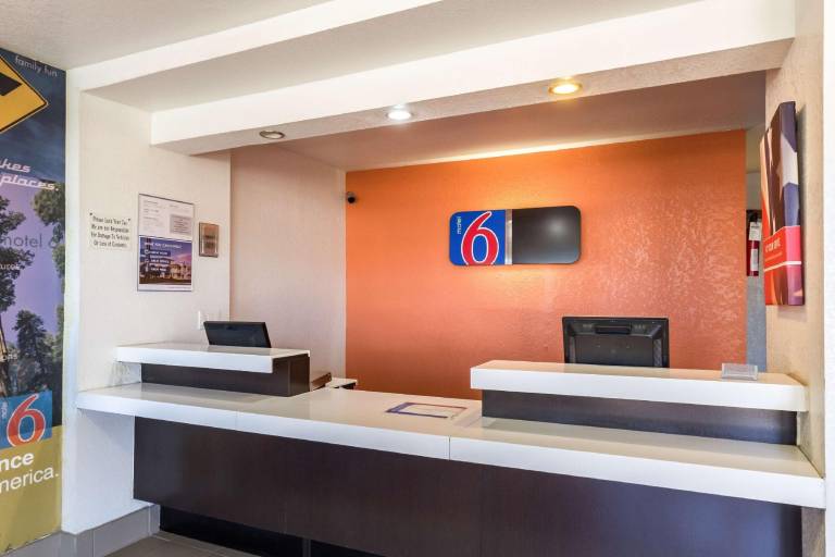 Motel 6 Uvalde, TX — photo 5