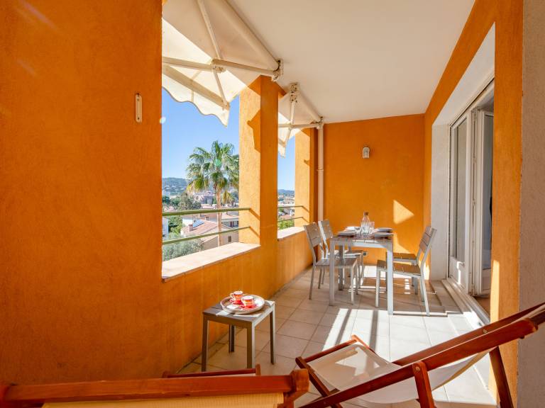 Fully equipped nice rental apartment with patio & yard | Beach nearby | Pet-friendly — photo 2