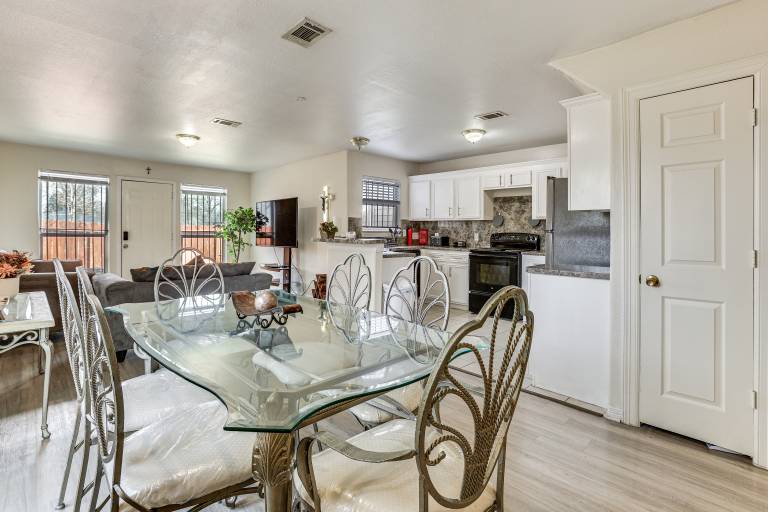 Ideal Location 4 Mi to Med Center! Houston Duplex — photo 2