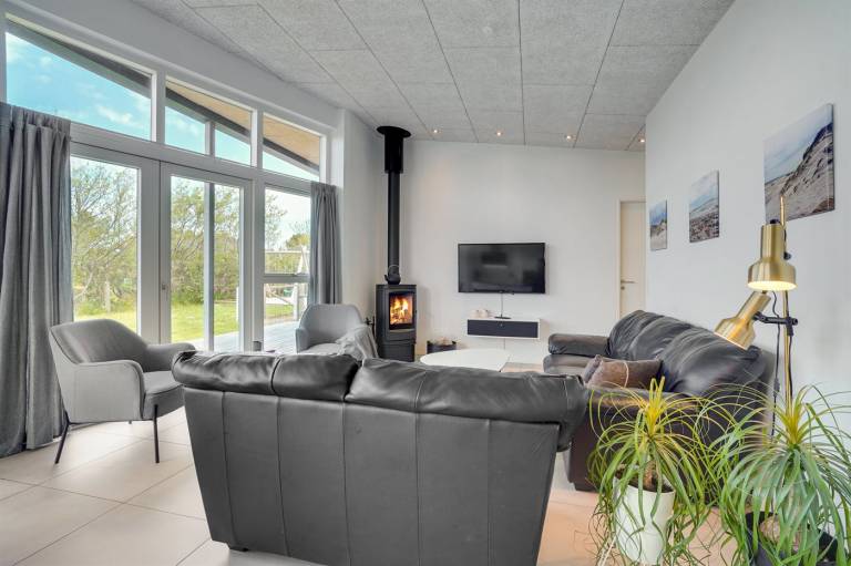 Family-friendly vacation home with sauna & patio | Dogs allowed — photo 4