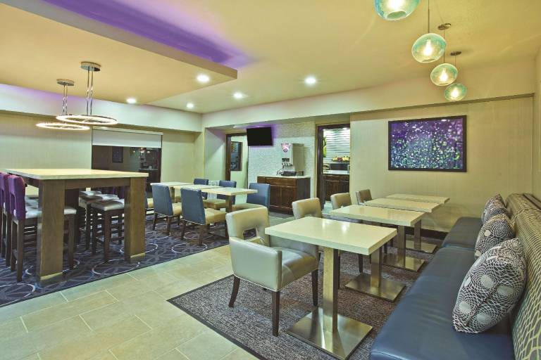 La Quinta Inn & Suites by Wyndham Fairborn Wright-Patterson — photo 2
