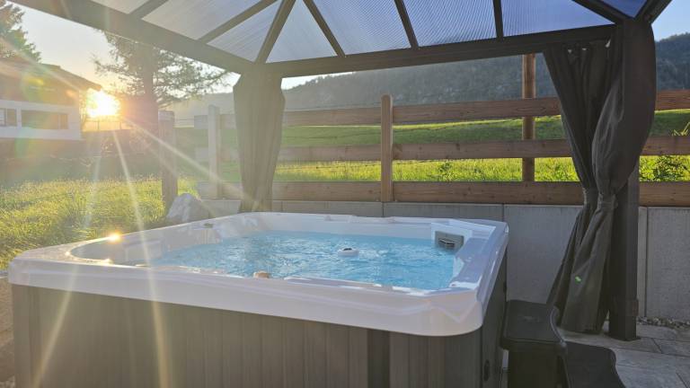 Chalet mit Hund in Groissenbach, Bayern, Deutschland