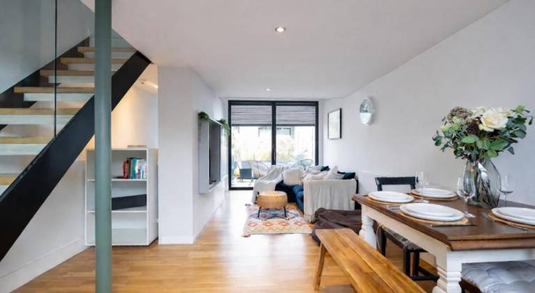 Stylish & Modern 3BR Home - Garden, Parking & PS5 — photo 2