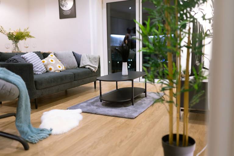 Apartment with patio & hot tub | City view — photo 3