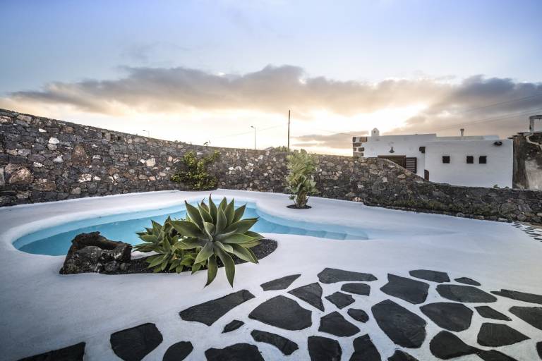 House with yard, private pool & grill — photo 2