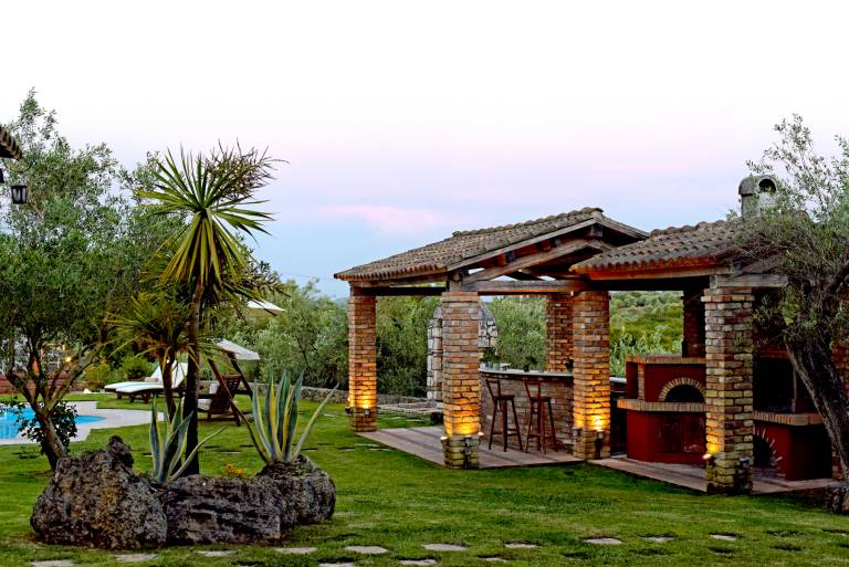 Family-oriented villa with grill, yard & hot tub | Mountain view | Dogs allowed — photo 3