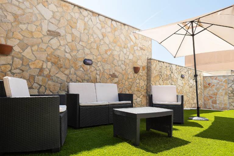 Apartment with terrace & garden — photo 4
