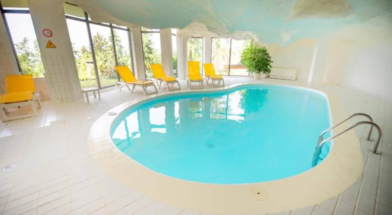 Apartment with pool — photo 4