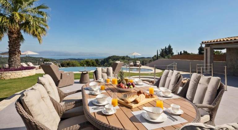 Villa with private pool, yard & barbeque — photo 4