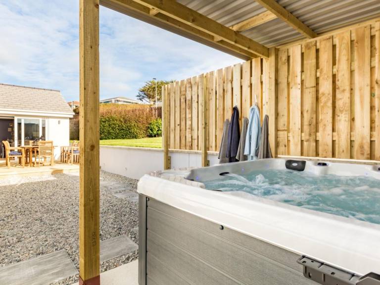 House with jacuzzi & garden | Water view — photo 3