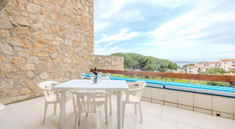 Holiday apartment with terrace & pool in Baja Sardinia