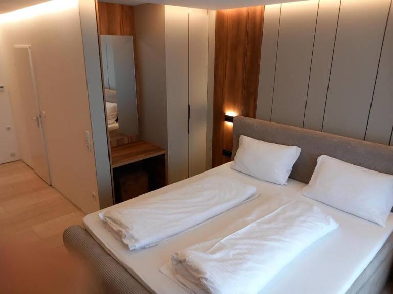 Private room with patio | City view — photo 2