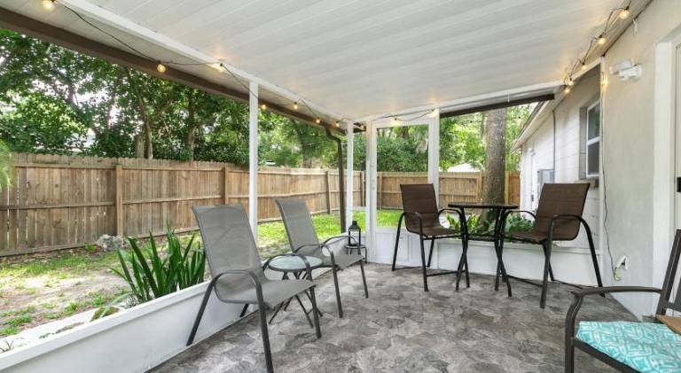 Vacation home with pool — photo 5