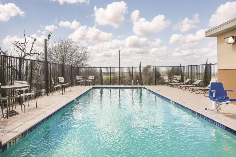 La Quinta Inn & Suites by Wyndham Gonzales TX — photo 5