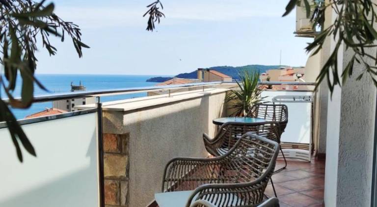 Rental apartment with private pool & terrace in Becici