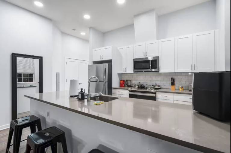 Prime Condo Oasis: Only 25 Minutes to Soho NYC — photo 5