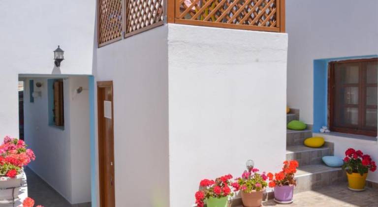 Rental apartment with terrace & jacuzzi in Milos