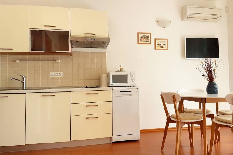 One bedroom apartment with terrace and sea view Rovinj (A-3373-b) — photo 4