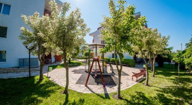 Holiday apartment with pool, yard & terrace — photo 5