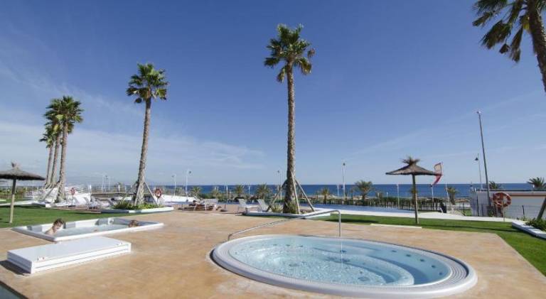 Pleasant apartment with pool, patio & hot tub | Close to the beach | Pets allowed — photo 2