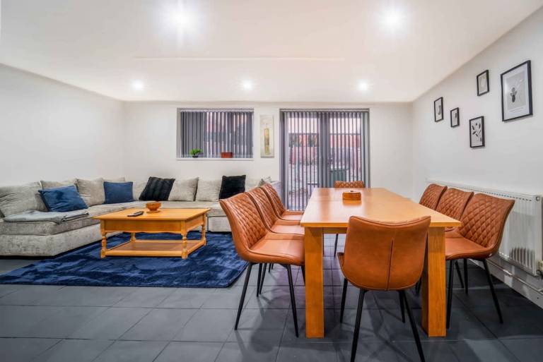 Large 7 Bed House Close to Warwick