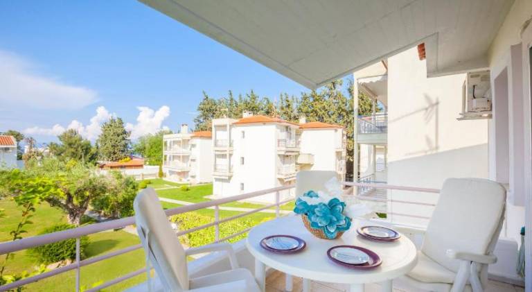 Holiday apartment with yard & patio — photo 4