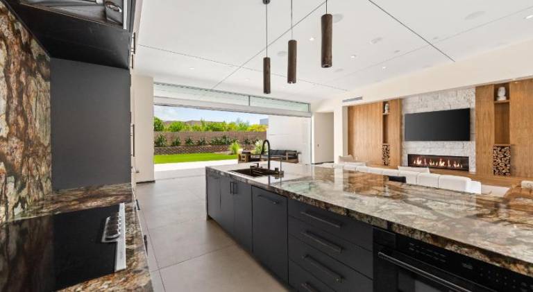 Vacation home with hot tub & pool — photo 4