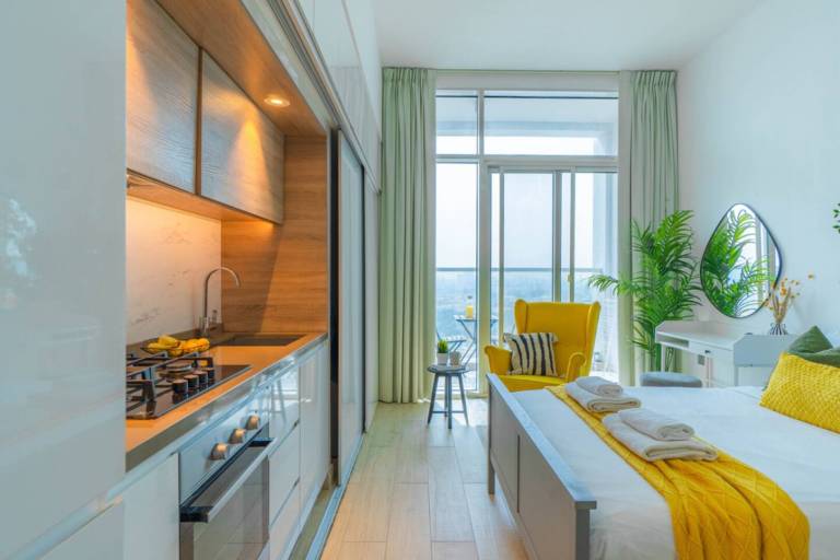 Sky-High Marina Chic: Sea Views & Designer Pool — photo 5