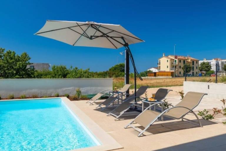 Villa with pool, barbeque & patio — photo 5