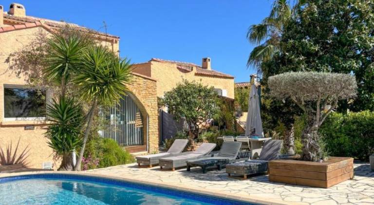 Rental apartment with terrace, heated pool & grill — photo 4