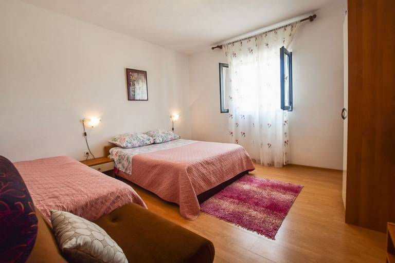 Rental apartment with terrace, garden & BBQ | Garden view — photo 3