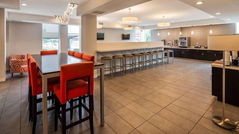 La Quinta Inn & Suites by Wyndham Tulsa Downtown/Route 66 — photo 4