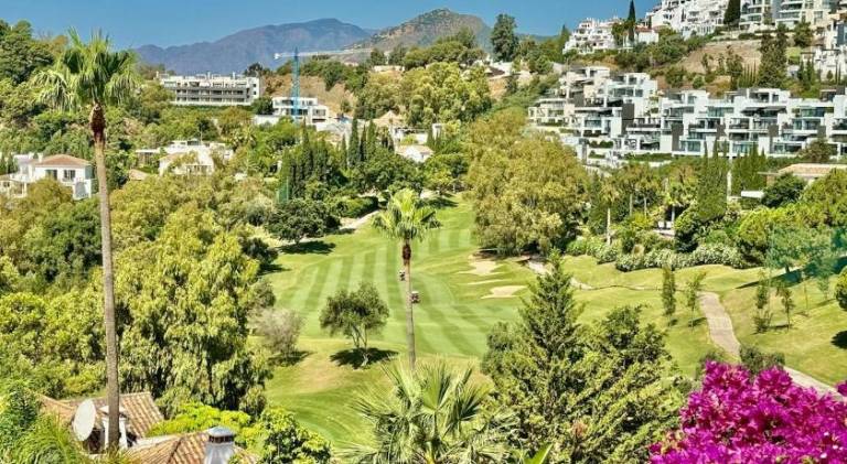 Fully equipped holiday apartment with garden, pool & grill | Good for workation | Pet-friendly in Benahavis