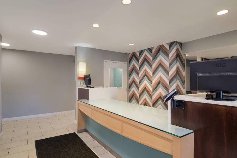 MainStay Suites Omaha Old Mill — photo 2