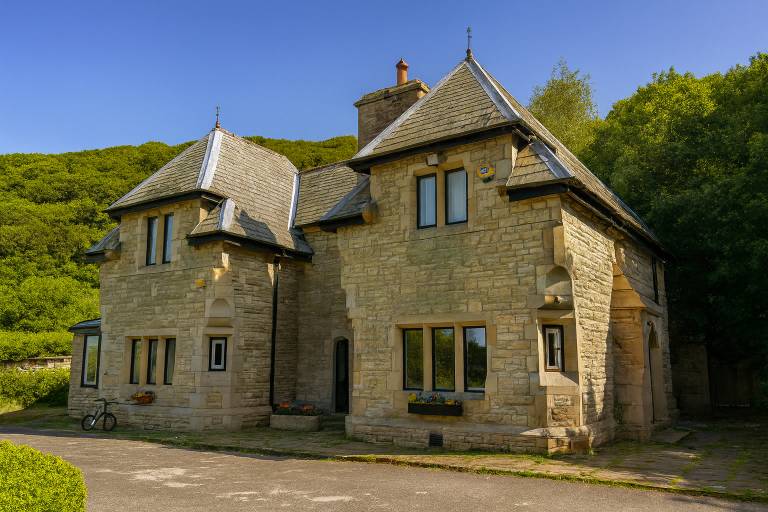 4 Bed Retreat Sleeps 7 Parking Garden Lake Views
