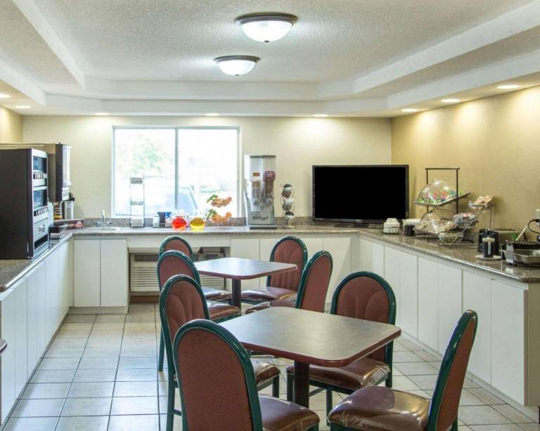 Rodeway Inn Cedar Rapids Westdale — photo 3