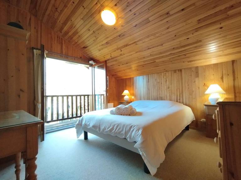 Chalet with pool & yard — photo 3