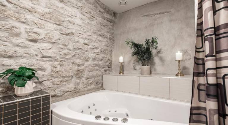 Holiday apartment with jacuzzi | Next to Town Hall Square — photo 3