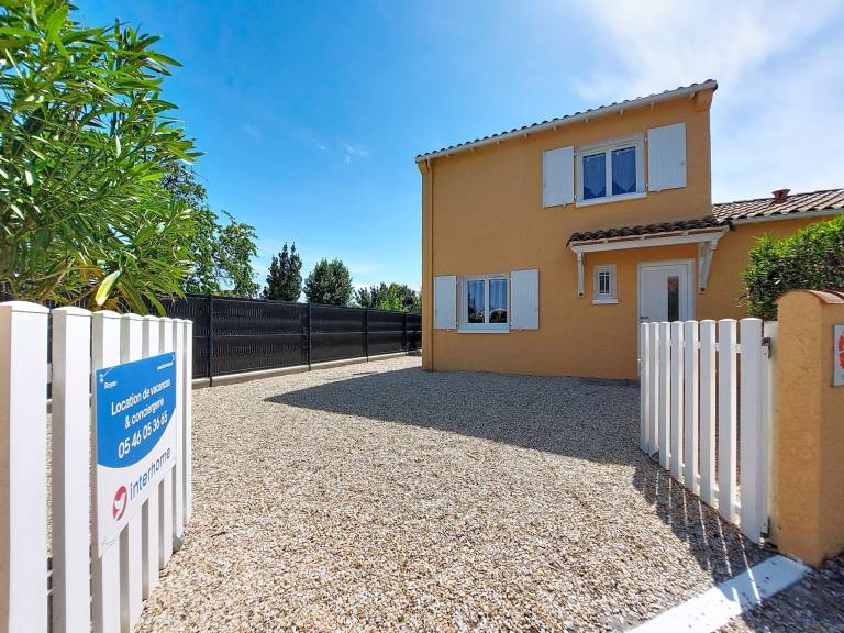 Vacation home with yard, grill & patio in Rochefort