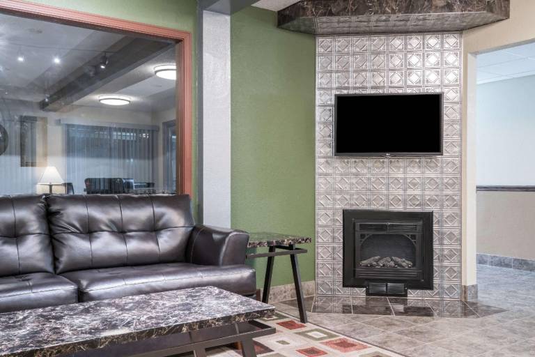 Super 8 By Wyndham Rice Lake — photo 2