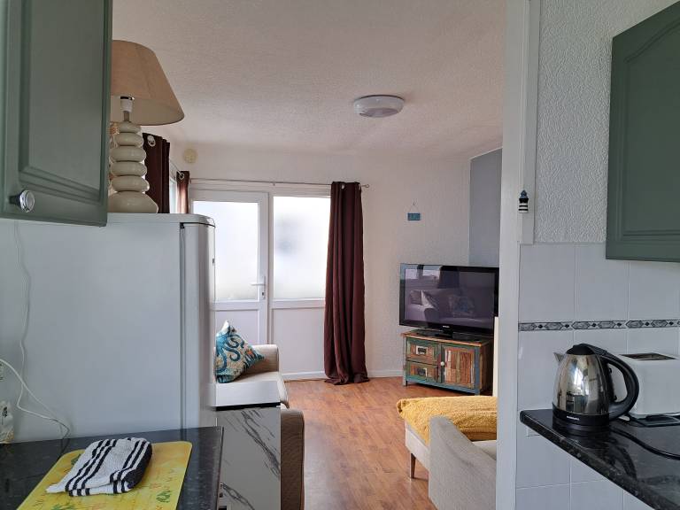 Homely 2-Bed Chalet in Bridlington - Free WiFi — photo 3