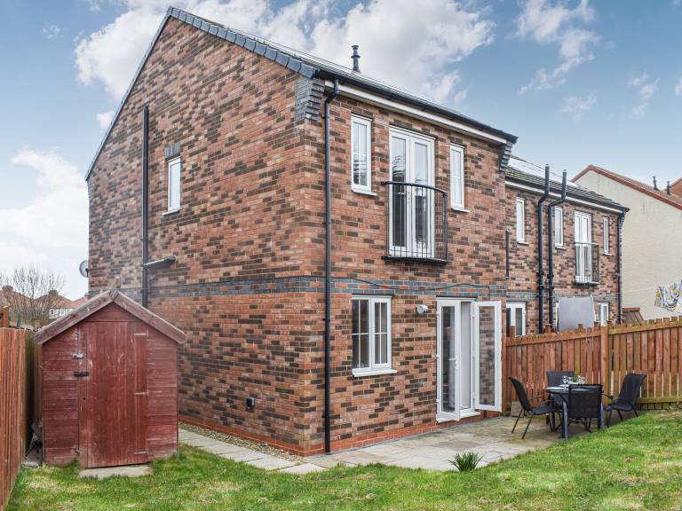 Family-friendly beautiful cottage with garden | River view | Beach nearby | Dogs allowed in Whitby