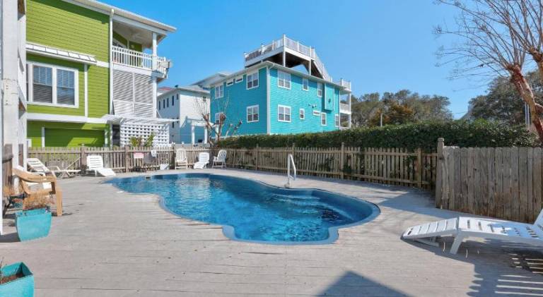 Vacation home with pool — photo 4