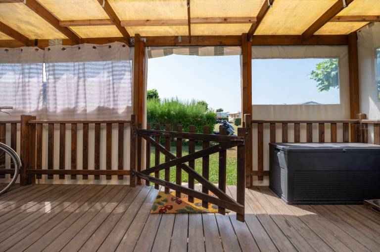 Mobile home with garden & terrace | Garden view — photo 3